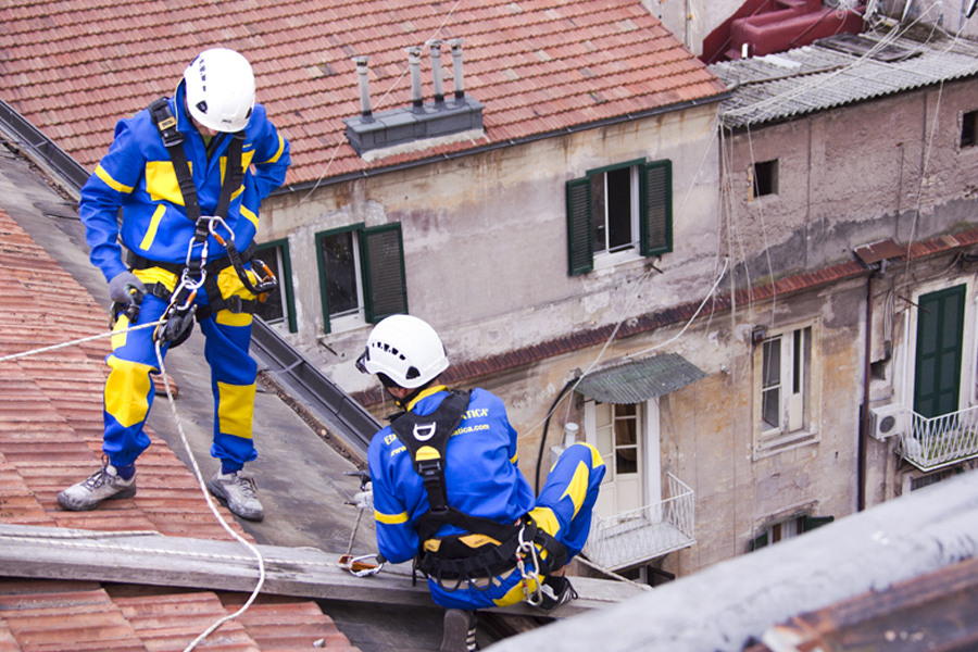 Operatori con fune su tetto, isolamento tetto esistente